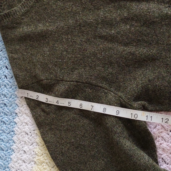 Eddie Bauer Large 100% Lambswool Olive Green V-Neck Sweater - Picture 6 of 12